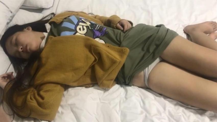 夏天推荐-年轻大胸小妹网聊约会男网友被套路扒光变成死猪玩无套内射中出